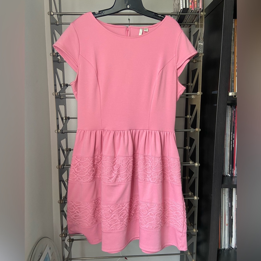 Feminine pink casual/work dress with lace detail